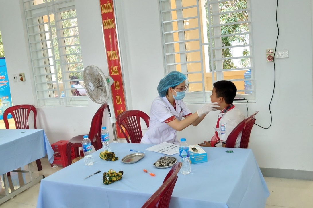 KHÁM, CHỮA RĂNG CHO HỌC SINH TẠI TRƯỜNG TIỂU HỌC NGHI HƯƠNG, THỊ XÃ CỬA LÒ, TỈNH NGHỆ AN